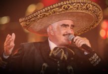 Vicente Fernandez cantando rancheras con un sombrero típico mexicano