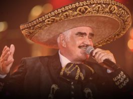 Vicente Fernandez cantando rancheras con un sombrero típico mexicano