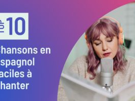 Top 10 des chansons en espagnol faciles à chanter. Fille avec un casque chantant avec un microphone.