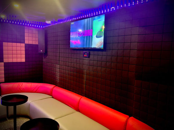 Insonorización y pantallas para karaoke